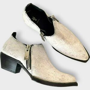 Frye Sacha Zip Shootie Bootie Painted White Stacked Heel Pointed Toe Ankle 5.5